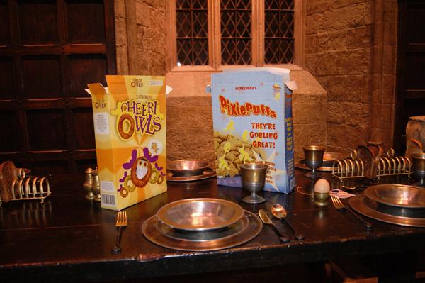 華納兄弟片場表示，會奉上電影中巫師早餐所吃的穀物片 Cheeri-Owls 及 Pixie Puffs&&作裝飾。