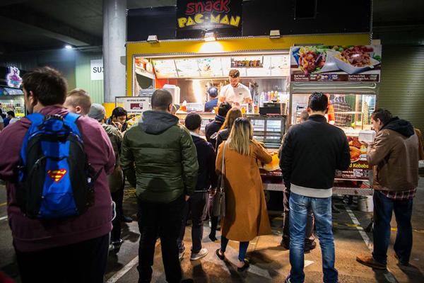 這周末夜市由 6:30pm 開始至 10:30pm，場內設有多架 Food trucks 賣漢堡捲餅雪糕甜品等多種小食，而且免費入場，首日開幕已吸引很多悉尼人到場。