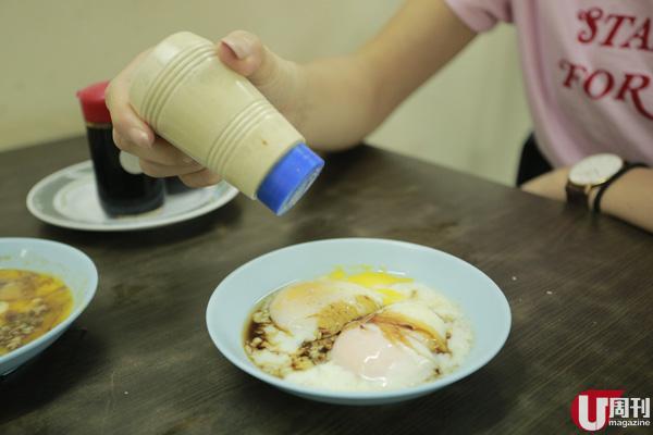 半生熟蛋點食？將蛋打在碟上，加上醬油和胡椒粉調味，可以用湯匙吃或用多士沾蛋汁吃。