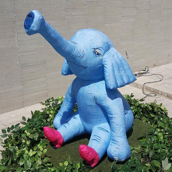 今年 4 月先有以着高跟鞋的粉紅大象為主題的公共藝術，今次就到藍色魚群。（圖：uni_star7@ig）
