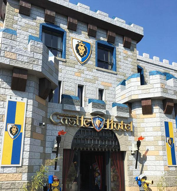 LEGOLAND Castle Hotel 花上 3 年時間設計，連外形都打造成積木城堡的模樣，更將 LEGO 的騎士、巫師故事融入 61 間酒店房之中，當中少不了國王、士兵等角色的 LEGO 人仔。