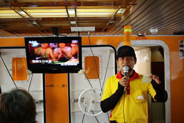 航班途中，船上有導賞員介紹高雄小港區、小琉球嘅景色㗎！