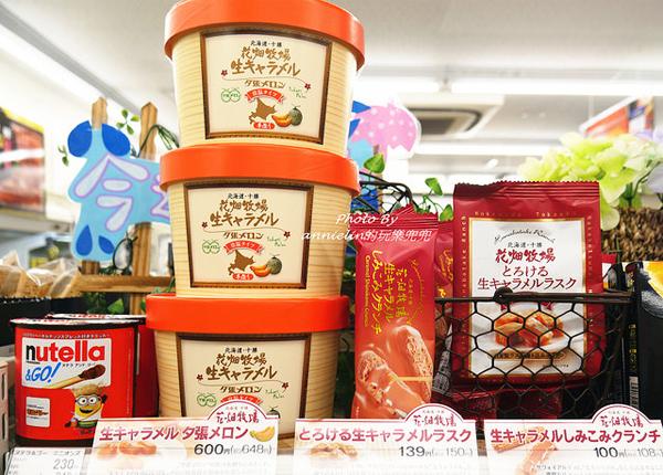 北海道十勝花畑牧場不只有冰品，還有哈密瓜牛奶糖和小點心！不過，這也要找大間一點的全家才有得買喔！