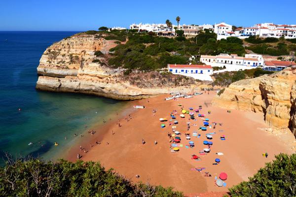 想訪尋這個海岸絕景，可南下到 Algarve 省最近城市 Lagoa，再開車 15 分鐘到達海邊小鎮 Benagil。