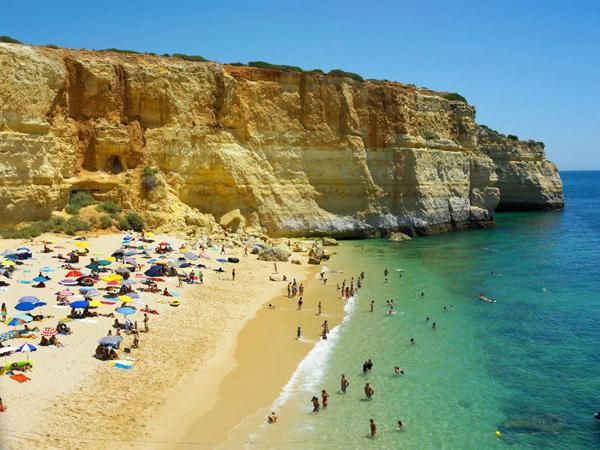 葡萄牙消暑絕景 水路登陸世上最美岩洞沙灘