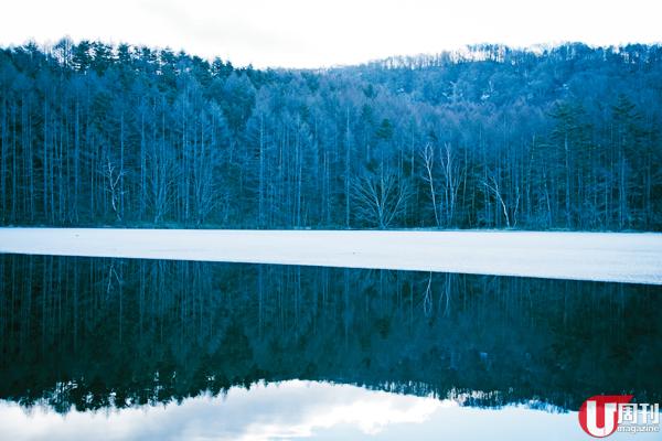 特別是寒冷的冬天，連原本有的鴨子蝴蝶等，都消聲匿跡但正因如此，沒有任何東西可以影響到湖水鏡像的完美，在這裏感受到的只有平靜與安寧。