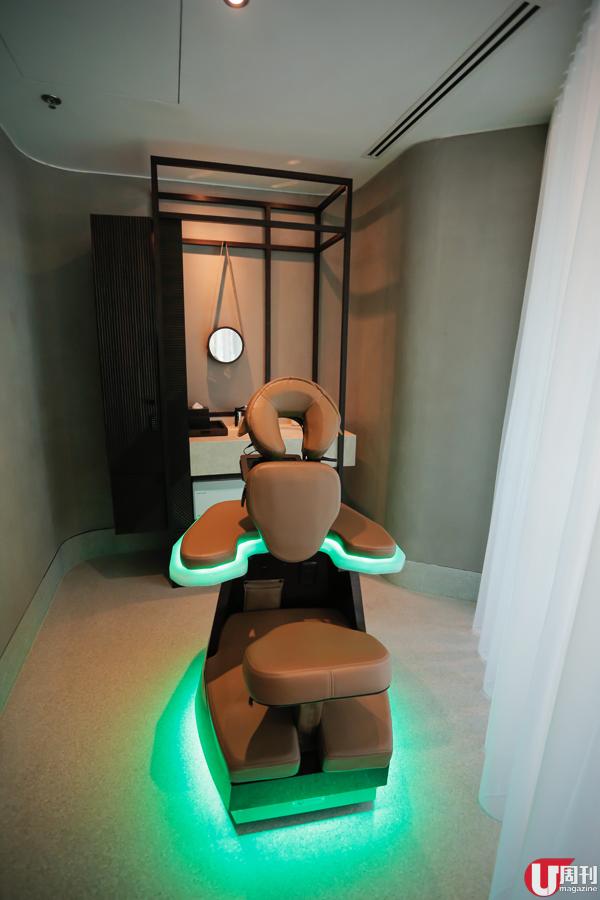 JW Spa 的專用椅專為 20 - 40分鐘的短療程而設計，方便旅人快速叉電放鬆。 
