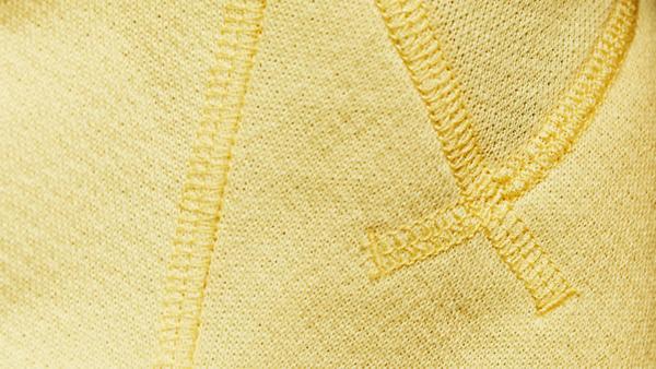 100 Year Hoodie 的質感同一般棉質無異，並有黑黃兩色，黃色為 Kevlar 纖維的原色，特點是會因日光照射而變色，有機會每日都唔同色，戶外着用時更凸顯一份 vintage 味，男人至愛啦