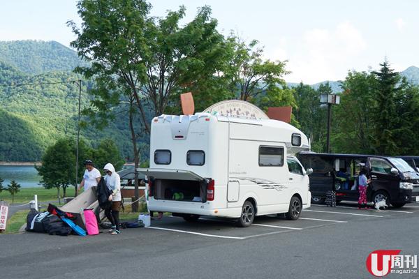 旁邊是戶外活動中心，不少人駕露營車來宿一宵。