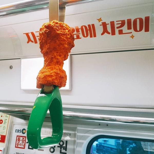 首爾有創意！ 炸雞、外賣箱變地鐵扶手