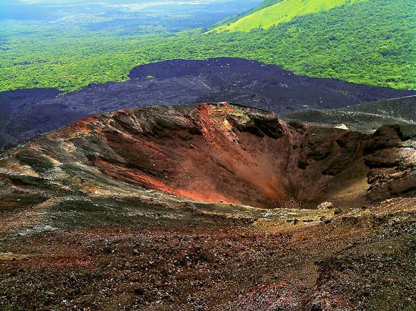 由尼加拉瓜第二大城市雷昂（León）坐車去到塞羅內格羅火山（Cerro Negro Volcano），需時大約 1 個鐘。塞羅內格羅火山係中美州最年輕嘅火山，自 1850 年首次火山爆發紀錄至今共有 