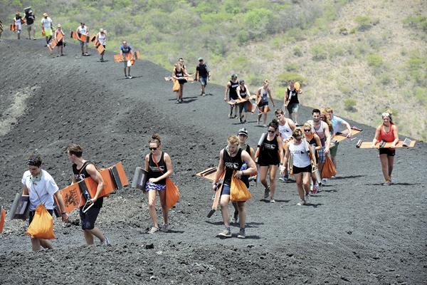 瀡之前需要「苦其心志，勞其筋骨」，玩家們需要拎埋大約 5 公斤重量嘅滑板，走上 650 米嘅火山山頂，大約需要 1-2 個鐘頭㗎！（圖：cdn.laprensa.com.ni）
