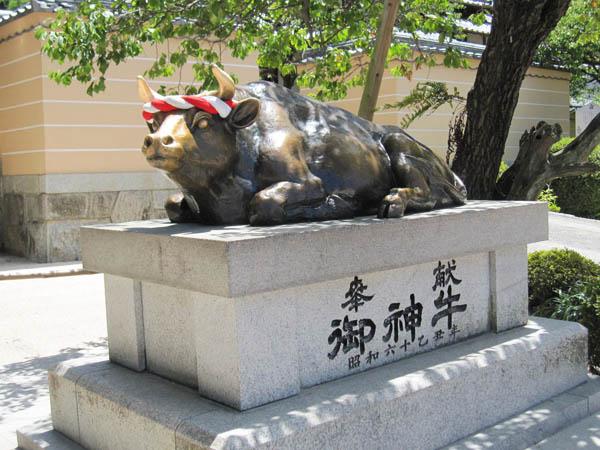 民眾相信撫摸天滿宮的神牛可以獲得智慧和學問。（圖片來源：blog.livedoor.jp/azt81pon）