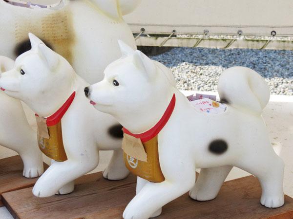 小狗御神籤的造型也是在頸上掛着參拜的錢袋。（圖片來源：ameblo.jp/sunakai10）