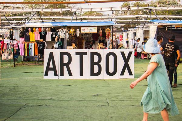 始於 2015 年的貨櫃市集 Artbox Thailand 主要以 pop up 形式營運，不定時也不定點，場內獨特且具創意的小舖為最賣點，有本地設計的服飾、古着、手作飾物、家居小品等，深受年青人歡