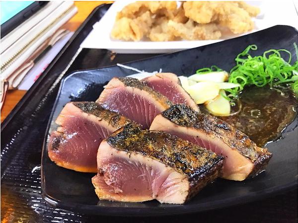 高知縣最具代表性的鰹魚料理「カツオのタタキ」，就是把魚皮輕輕燒過，再蘸如醋、蔥及薑等配料。（happy.u_u.86@IG）