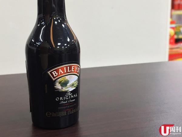 每杯跟送一枝迷你版 Baileys，店員倒完後就會畀返個空樽你，可以拎走當小飾物。