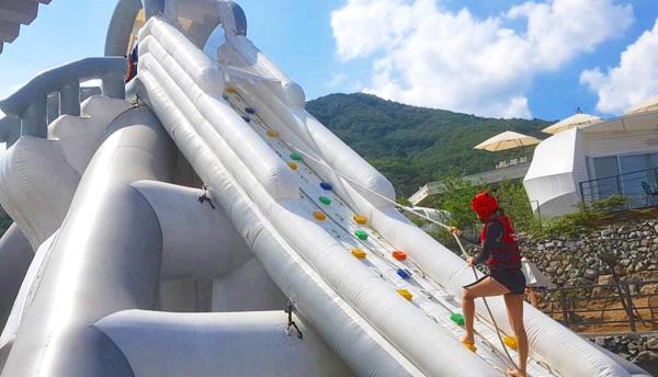 住客任玩 韓國 度假村逾萬呎充氣 水上樂園　