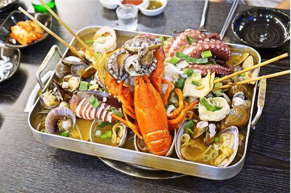 韓國人最常叫「皇帝蒸」，鍋裡面有龍蝦、鮑魚、章魚、蝦、蜆、蟹、八爪魚、雞等等，超多料！份量足夠 4 至 6 個人食，一份皇帝蒸 80,000 韓圜（約 546 港元），每個人都係大約 91 至 136