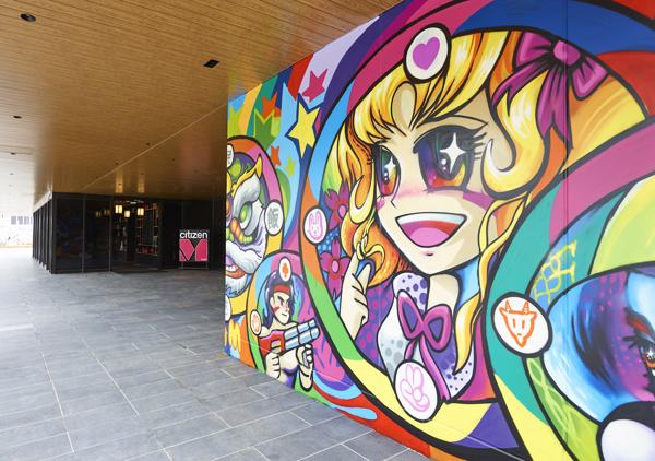 台北分店，為融入當地文化，找來台灣街頭藝術家，以台灣懷舊紙牌「尪仔標」為主題，在門口公共空間進行大型塗鴉創作，畫作出現小飛俠及小甜甜等大家熟悉的漫畫角色，非常搞笑。