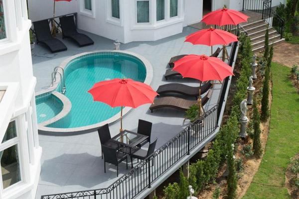 酒店內亦有個英式花園及室外游泳池,Tea time 時候到,你除了可品嚐下午茶,也可以在果園採摘新鮮的士多啤梨。 平玩 泰國 住好啲! 清邁 10 大 特色酒店 推介比拼