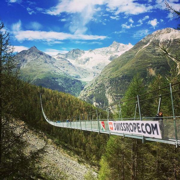 全球最長的吊橋 Europabrücke（Europe Bridge）位於瑞士最高峰多姆峰、海拔 1,620 米高的山谷，全長 494 米，距離地面 85 米（約 28 層樓高），寬度卻只有 0.6　