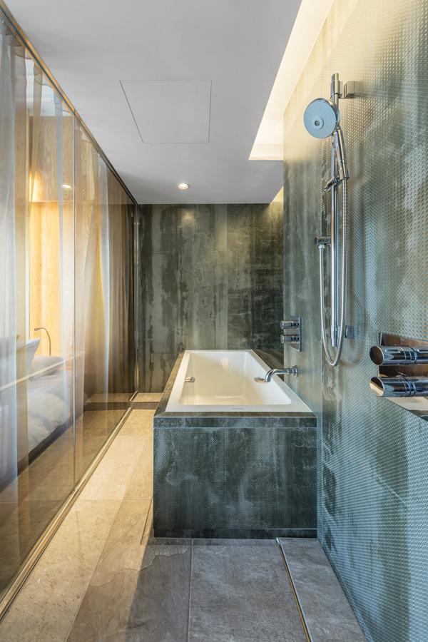 兩間套房的浴室均為開放式透明玻璃設計，可以一邊洗澡一邊欣賞下町風景。