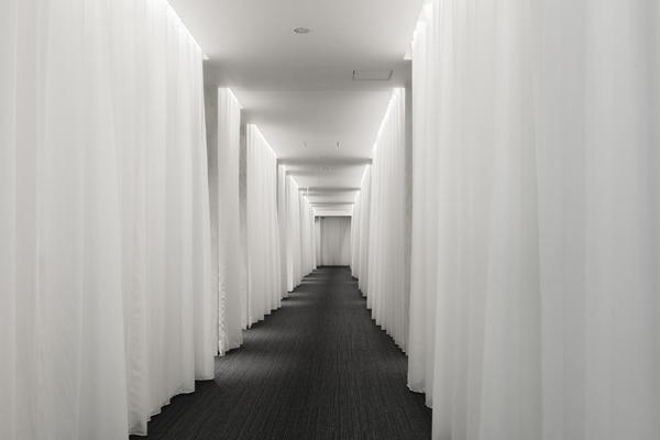 純白窗簾走廊甚有未來感。