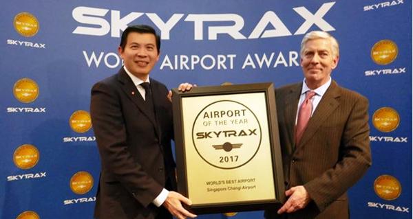 Skytrax 行政總裁 Edward Plaisted 在今年 3 月頒發「全球最佳機場」時，曾讚賞樟宜機場 keep 住增設新設施及服務，令旅客享受於機場遊覽。