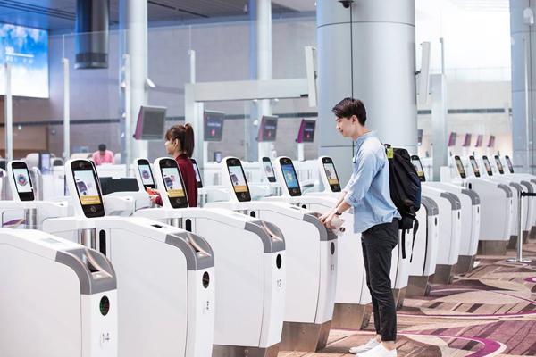 4 號航廈的海關檢查也採用自助過關系統，掃瞄護照、登記證及指紋，配合新進的臉部辨認技術（facial recognition technology），輕鬆海關！留意返，新加坡版「E 道」暫時只適用於住