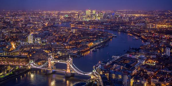 碎片大廈是睇夜景的著名景點，可以 360 度遠眺倫敦景觀，睇晒倫敦的地標：倫敦橋、倫敦眼、倫敦塔和聖保羅大教堂等。嫌齋睇夜景悶的話，而家仲有得玩！今個夏天，碎片大廈加設咗新設施  VR 體驗，鐘意刺
