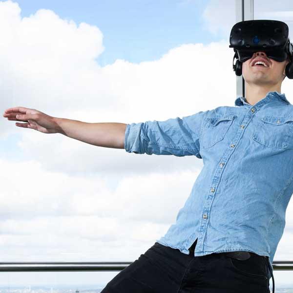 一共有 2 種 VR 體驗，今年 8 月 4 日之前可以免費玩，之後就要收費，網上預約 £ 25.95，現場購票 £30.95，年滿 12 歲就可以玩。