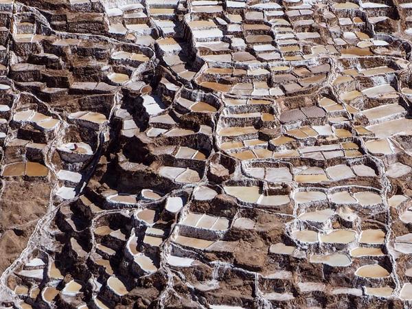 這些一格格的鹽田，最大的有 4 米，最深的有 30 厘米，據說有近三千多個。（圖：davidallen.global）