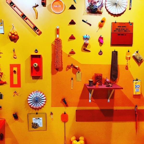 橙色特色牆，牆上仲掛上不同的橙色物件。（圖：neha_ann@ig）