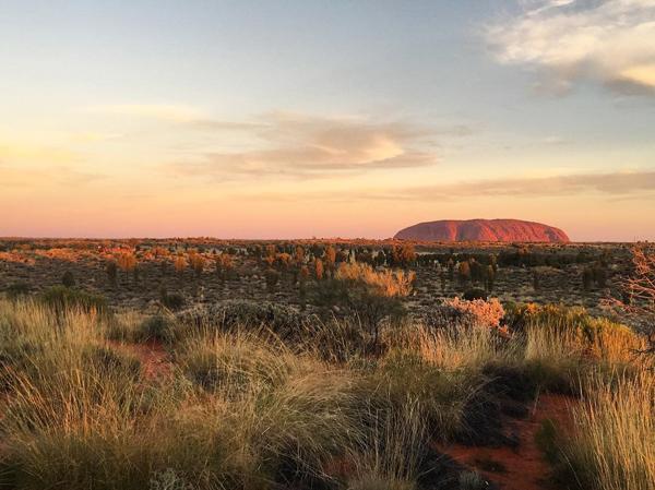 定欣口中所謂的「姻緣石」Uluru ，位於澳洲北領地的南部，其實係加他茱達國家公園（Uluru-Kata Tjuta National Park）內的一座單體岩石。（圖：eskimilgen@ig）