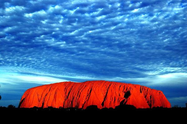 點解係沙漠中無端端有座岩石？據專家推斷係因為幾億年前因地殼變動而產生，而呢個被人稱澳洲心臟的 Uluru 之所以係紅色，主要是因為砂岩含鐵量極高。（圖：ausvibe@ig） 