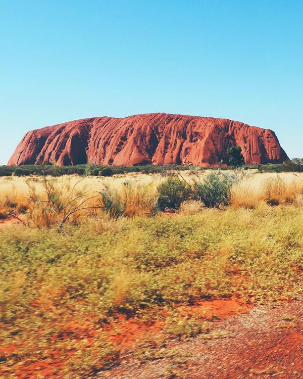 嗱！唔可以唔提的係，Uluru 係屬原住民「阿南古人」擁有，而呢度亦係佢哋心目中嘅聖地，所以大家都係欣賞好喇，而更有傳說指，只要爬過 Uluru 及帶走佢嘅石頭嘅人都會受到詛咒，千祈唔好亂咁爬。（圖：