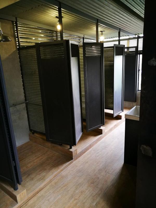 而酒店亦提供共用浴室，格局亦是模仿監獄。（圖：Sook Station @FB）