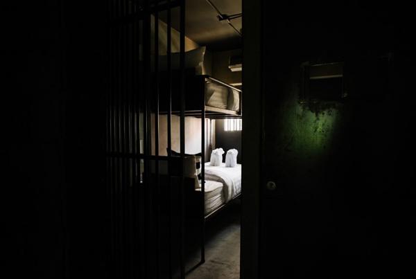 房型共有三種，第一種是監獄主題的二人雙層床房，價格約為 1,800 泰銖（約 424 港元）。（圖：Sook Station）