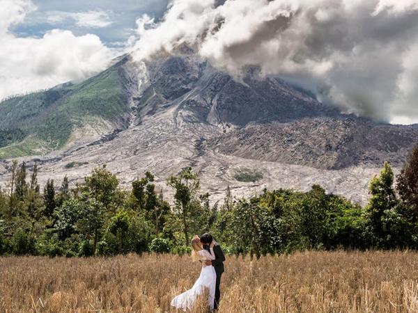 攝於印度 錫納朋火山 （Mount Sinabung） 拍攝婚照同時正發生火山爆發。