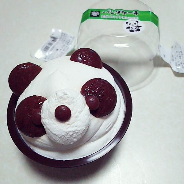呢個熊貓樣蛋糕以奶油、朱古力及朱古力蛋糕造成，以朱古力塊在滿滿的奶油上，砌出熊貓的眼耳鼻，而底層則係朱古力蛋糕。（圖：aokg_esky_@ig）
