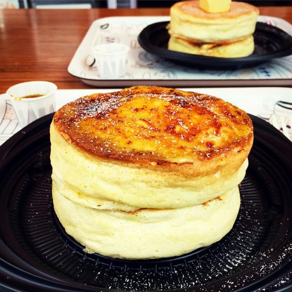 每件 Pancake 都以大量的吉士醬製成，而每份都有兩件，叠起前 Pancake 亦多塗一層吉士醬，加上用自家農場的雞蛋做材料，令整件 Pancake 都散發出濃濃的蛋香。（圖：jjj_ko@ig）