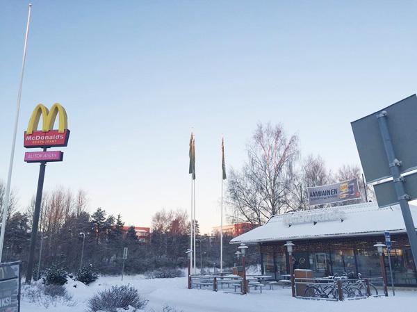 這間麥當勞位於芬蘭北部 Lapland 的 Rovaniemi，距離聖誕老人村約 15 分鐘車程，麥當勞在冬天時候鋪上一層白茫茫的雪，特別有 Feel。（圖︰twomonthstocml @IG）