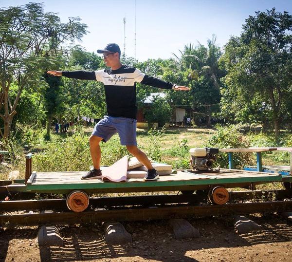 馬德望，位於 柬埔寨暹粒以西，而竹火車，他們叫做 norry，是在兩個輪上搭一塊竹板，再由再小汽油發動機推動，是遊客來馬德望其中一個必玩的旅遊體驗，。（圖：xnosliw @IG）