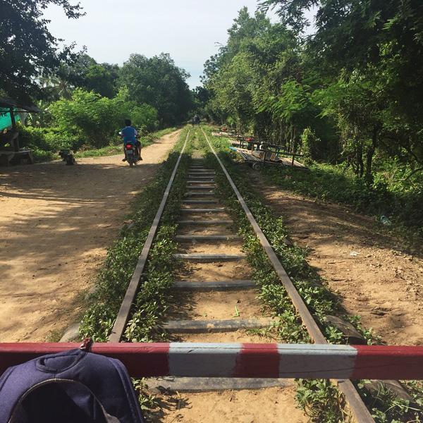 這裏以前是鐵路，但因戰事而被破壞，村民就利用收集到的物資，造成竹火車這交通工具。（圖：pascale.larousse @IG）
