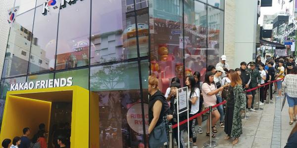 釜山南浦洞的 Kakao Friends Store 在 8 月 15 日開幕，是首爾以外的第一間旗艦店，入面仲有全國的第一間 Apeach Cafe，吸引咗好多人去潮聖，門口排晒長龍。（圖：in_j