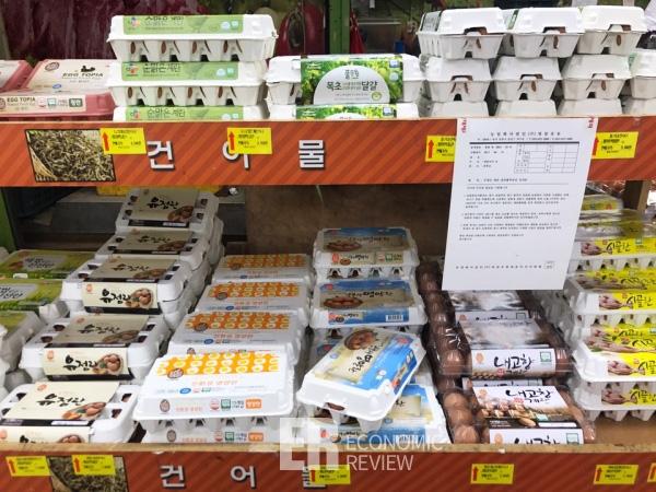 8 月 16 日下午，韓國各大市場已經陸續恢復政府判定為合格的雞蛋供應。韓國政府亦表示目前測出的禁用殺蟲劑含量不會對人體構成即時影響，至於雞蛋的加工產品的影響比直接食用雞蛋低。（圖：Economic 