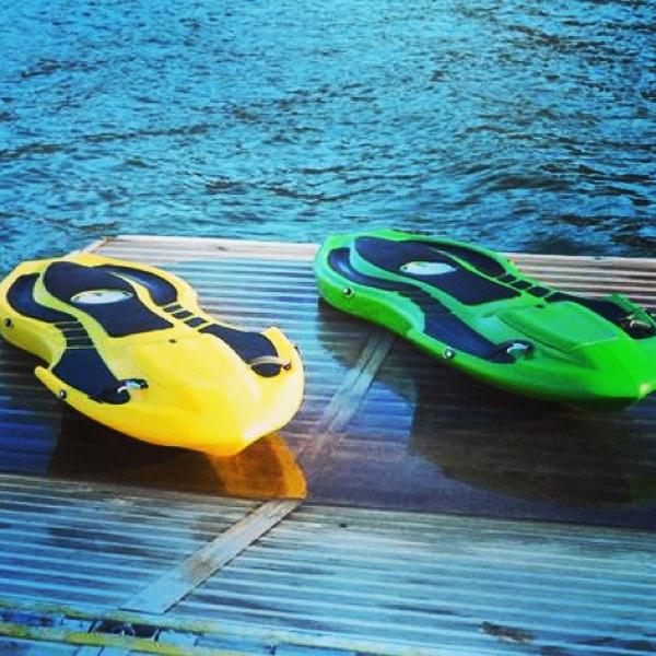 Kymera Body Board 是一種結合了滑浪板和水上電單車的電動滑浪板，只要趴在板上，就可以在水上奔馳。（圖：kymerabodyboard）