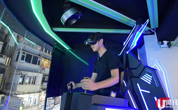 另一個裝置 Ace flying VR，整個就是有型！遊戲可體驗 Ironman 式上天下海，不過機座突如其來搖擺幅度大，未必人人鍾意。