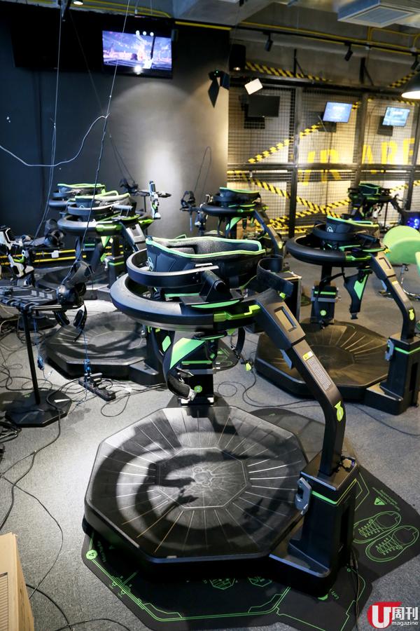 VR Arena 體驗館賣點是全港首間有 8 座 Vurtuix Omni 萬向跑步器，玩家可 360 度水平在 Omni上轉向，外人看來就是一班人原地跑呀跑，好似哈姆太郎咁搞笑！
